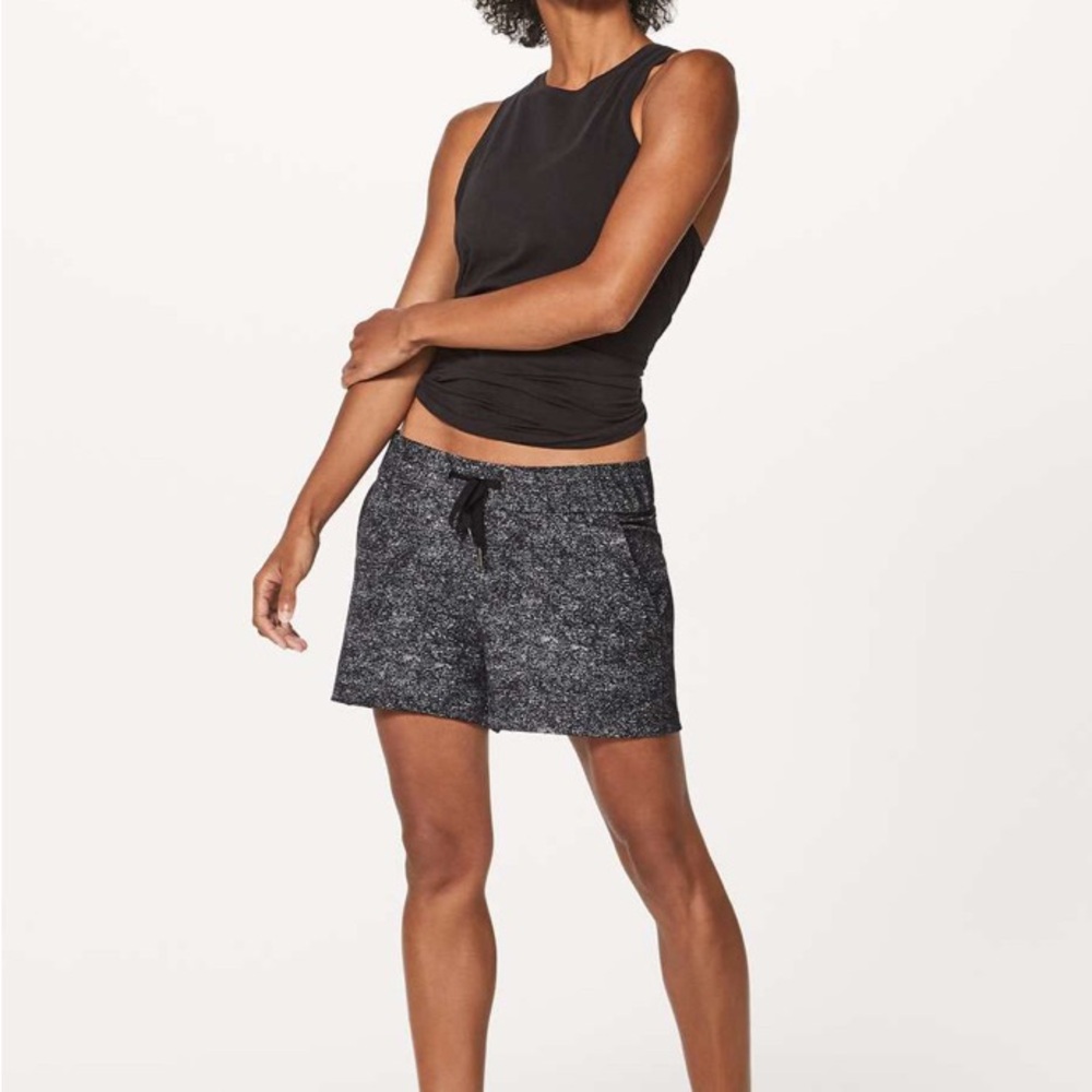 Lululemon On The Fly Short *2.5"
Mini White Noise White Black / Black